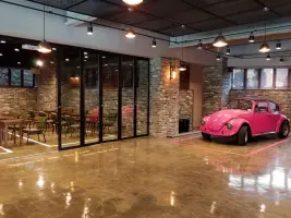 핑크 비틀이 있는 75평 분당 이색 인더스트리 카페